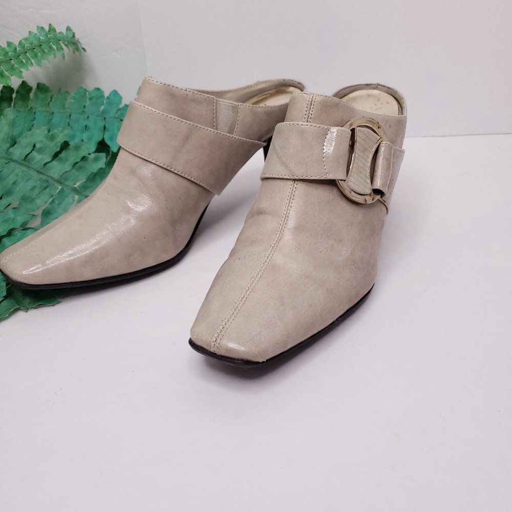 Sz 8.5 Modern Heeled Shoes Neutral Color Buckle Soft Slide EXC COND  Sz 8.5